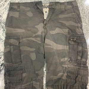 Men’s Plugg, size 30 camo shorts